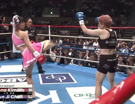 Monna Kimura (left) lifts one leg to gauge distance against Choi Eun-ji. /Photo=Monna Kimura's personal social networking service (SNS)