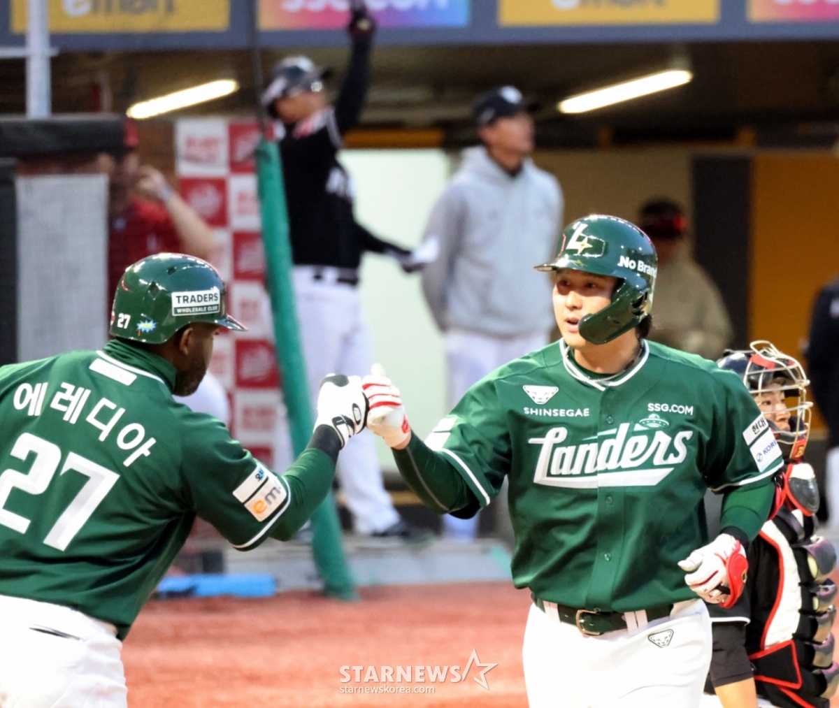 SSG Landers' Choi Jeong (right) rounds the bases after hitting a solo home run against Caleb Boshill in the bottom of the third inning as the leadoff batter during the 2026 Shinhan SOL KBO League game against KT Wiz at SSG Landers Field on the 24th, high-fiving Heredia and Haifa Ives. /Photo=Senior reporter Kang Young-jo