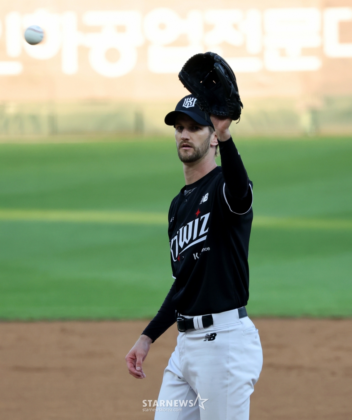 KT Wiz's Caleb Boshill pitches during the 2026 Shinhan SOL KBO League game against SSG Landers at SSG Landers Field on the 24th. /Photo=Senior reporter Kang Young-jo