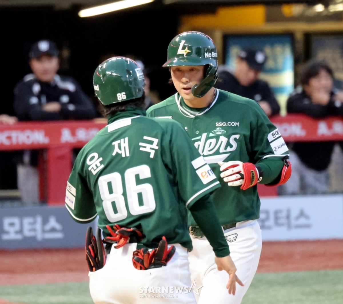 SSG Landers Чхве Чжон (справа) вышел в качестве ведущего нападающего в конце третьего раунда Лиги KTWiz и 2026 Shinhan SOL KBO на поле SSG Landers в Инчхоне 24-го числа, после того, как ударил сольный хоум-ран против Бошли, его приветствовал тренер Юн Чжэ Гук. /Фото = Старший репортер Кан Ён Чжо