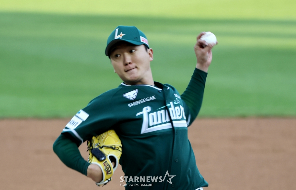 SSG Landers Kim Gun-woo выступает против KTWiz в домашнем матче лиги SOL KBO Shinhan 2026 года на стадионе SSG Landers Field в Инчхоне 24-го числа. /Фото = Старший репортер Кан Ён Чжо
