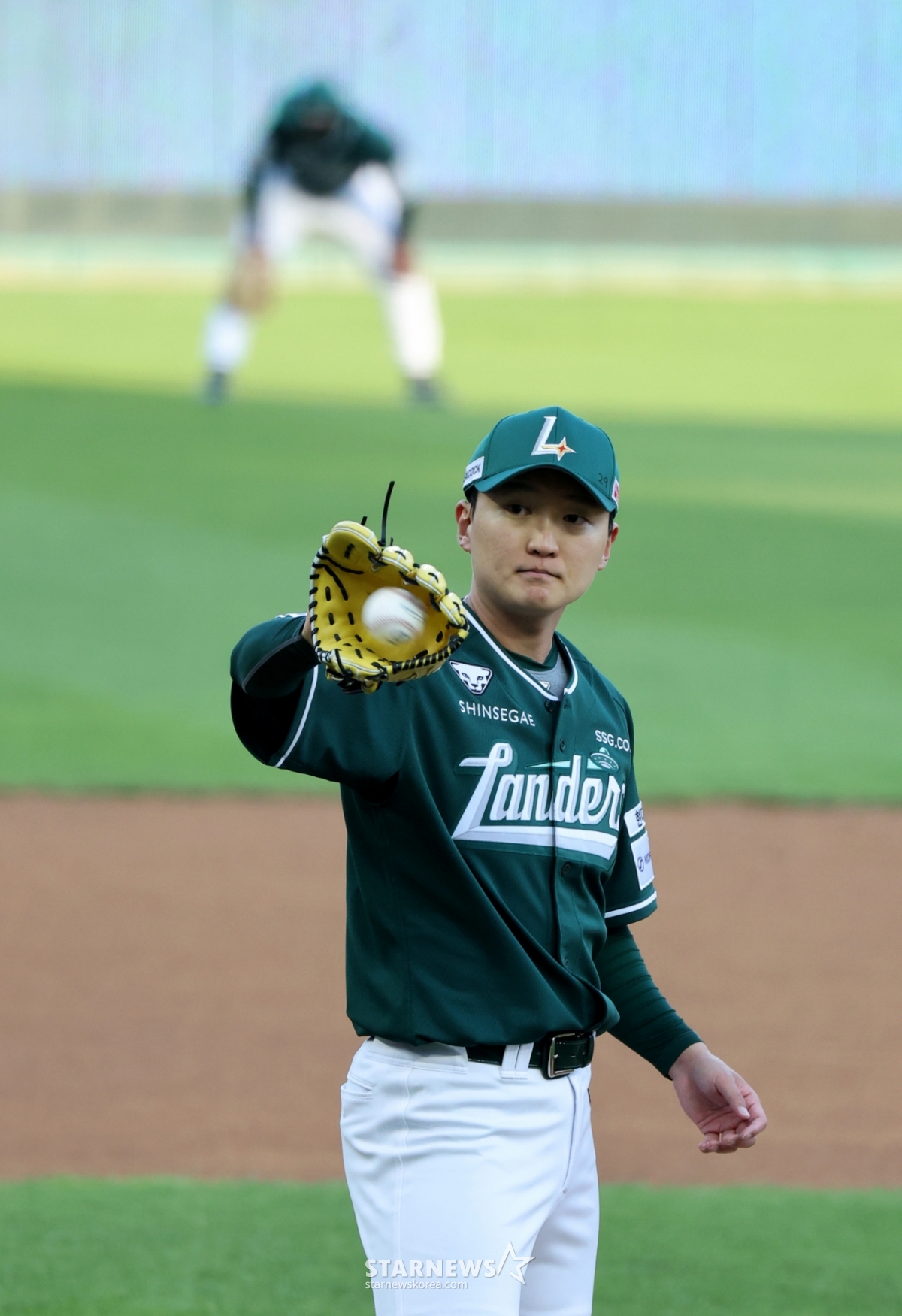 24日,SSG Landers左投手金建宇在仁川SSG Landers球场举行的KT Wiz队和2026新韩SOL KBO联赛主场比赛中首发出场,投球后正在接球。 =照片=高级记者姜英祖。