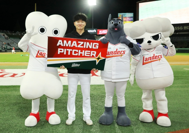 图为金建宇当选受勋选手后正在合影留念。 =照片=SSG兰德斯提供。