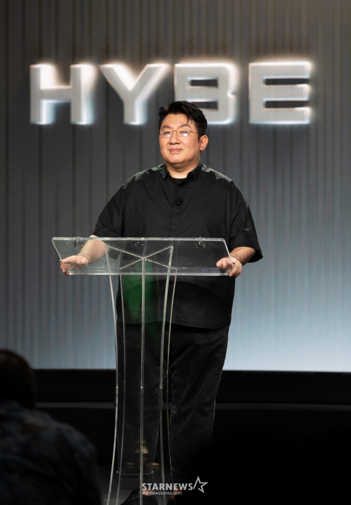 Bang Si-hyeok poses during an online press conference for the global girl group audition project 'The Debut: Dream Academy' held at the IGA Studio in Santa Monica, Los Angeles, USA, at 9 a.m. on the 29th (5 p.m. on the 28th local time). /Photo provided by HYBE 2023.08.29 /Photo=Lee Dong-hoon