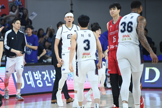 Roaring Choi Jun-yong (left) and Heo Woong (center). /Photo=KBL provided