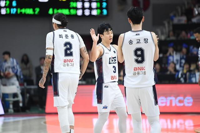 From left: Choi Jun-yong, Heo Woong, and Song Kyochang. /Photo=KBL provided