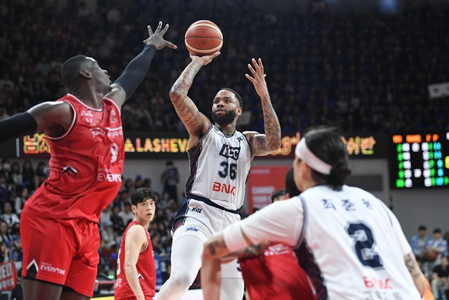 Busan KCC's Sean Long focuses on the attack. /Photo=KBL provided