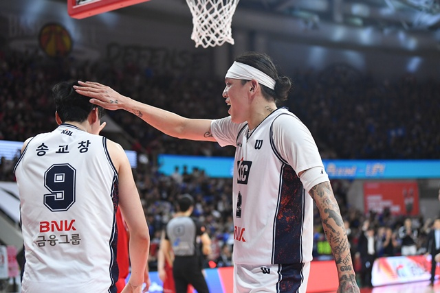 Choi Jun Yong (phải). /Ảnh = Cung cấp KBL