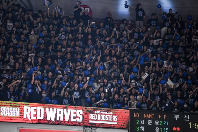 热情助威的釜山KCC客场球迷。  =照片=KBL提供。