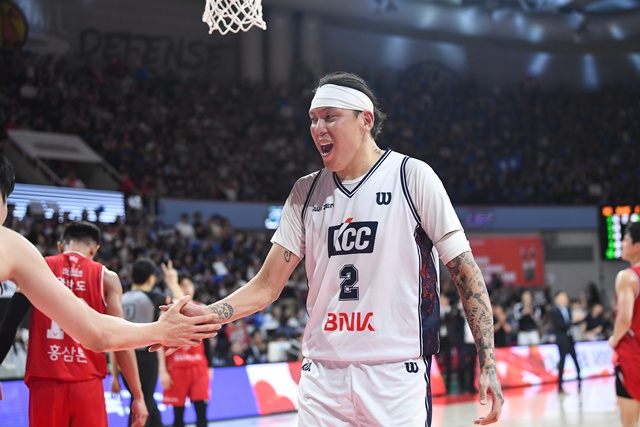 他就是釜山KCC队的崔俊勇。  =照片=KBL提供。