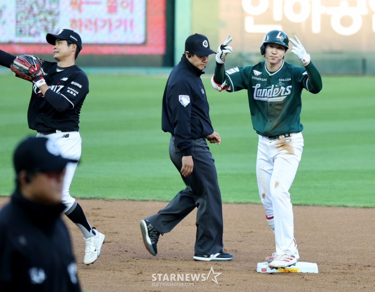 [포토]개막 22경기 연속안타 '내가 생각해도 난 미쳤다!' 보쉴리 상대 1회말 첫타석부터 2루타 터트린 박성한