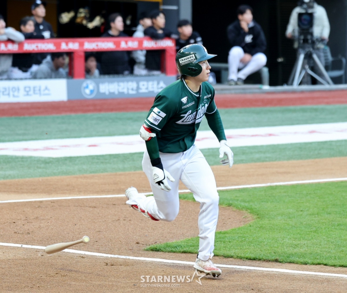[포토]개막 22경기 연속안타 첫타석부터 2루타 터트린 박성한