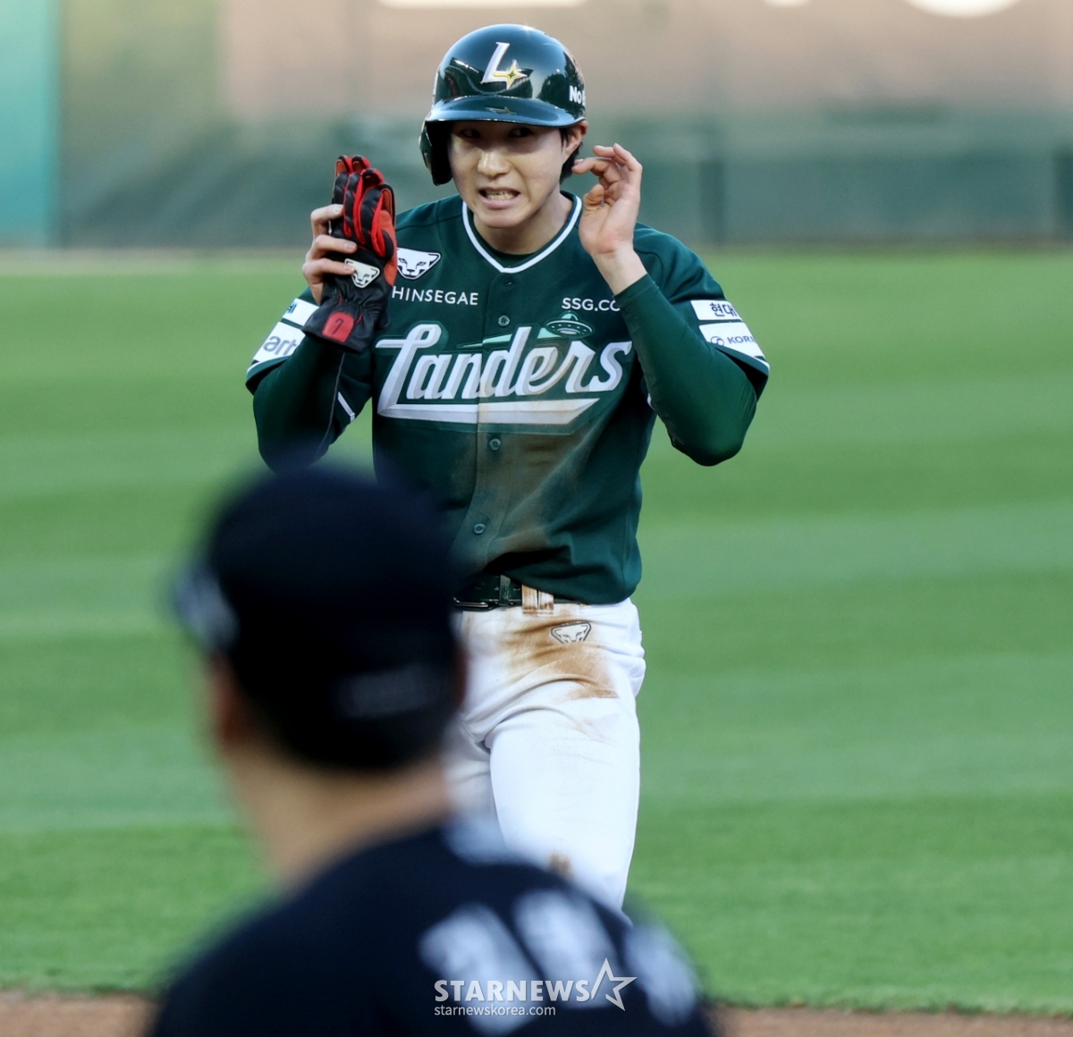 [포토]'내가 생각해도 난 미쳤다!' 보쉴리 상대 1회말 첫타석부터 2루타 터트린 박성한