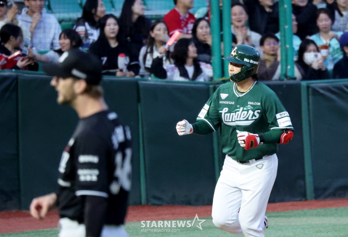 [포토]보쉴리 상대 '3회말 솔로홈런 터트린' 최정