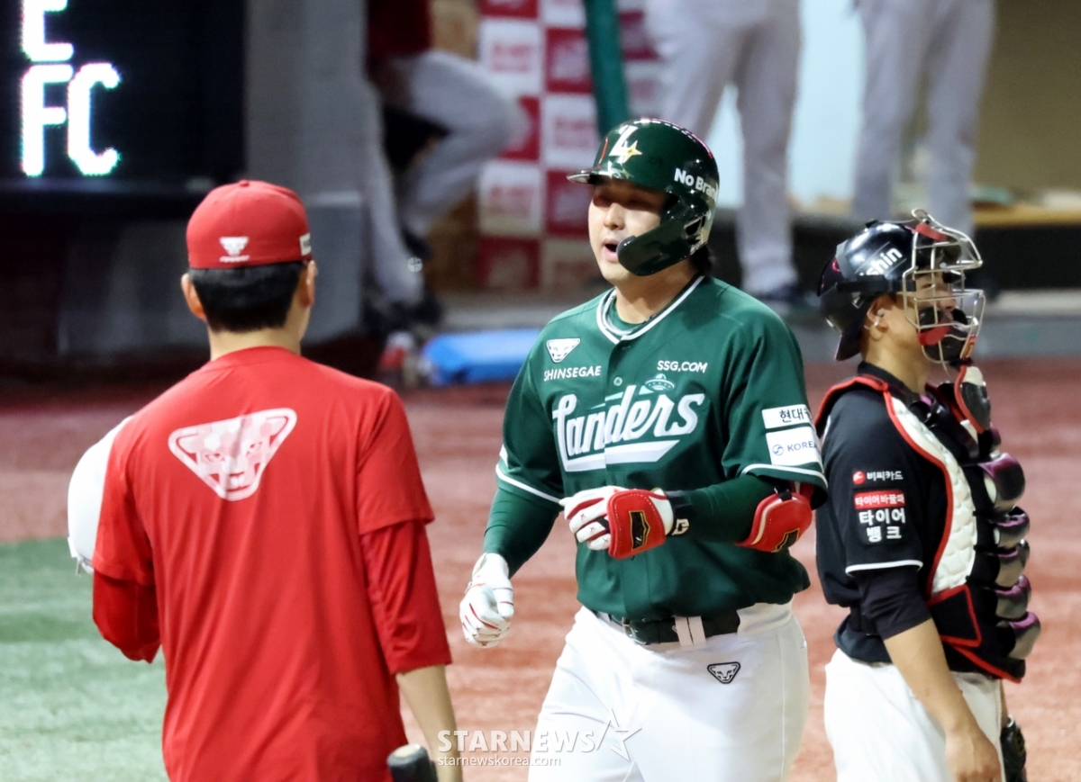 [포토]'6회말 홈런 한방 추가요!' 4400루타 달성 최정