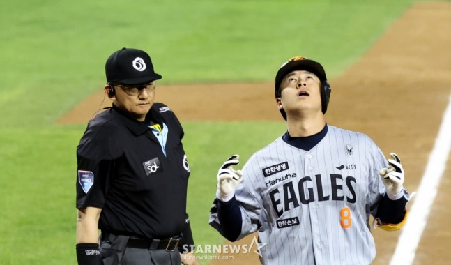 他就是韩华鹰队的卢时焕（右）。 =照片=高级记者姜英祖。