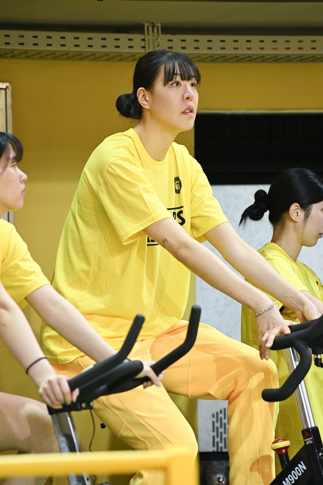 Park Ji Soo đang theo dõi trận đấu. /Ảnh = cung cấp WKBL