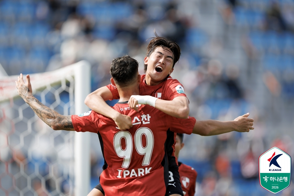 ペク·ガオンとクリスチャンが抱擁している。 /写真=韓国プロサッカー連盟提供