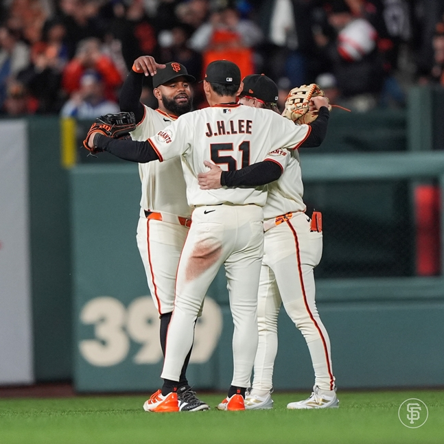 After securing a victory in the game on the 23rd, the San Francisco outfield, including Lee Jung-hoo, is seen sharing their joy. /Photo=San Francisco Giants Official SNS