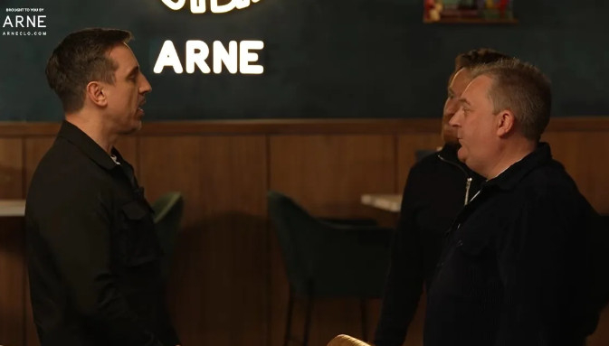 21년 전 싸운 팬과 '충격 재회'... 네빌, 보자마자 욕부터 폭발 "징글징글한 녀석" 아이 향해 '분노의 킥' 날린 사연