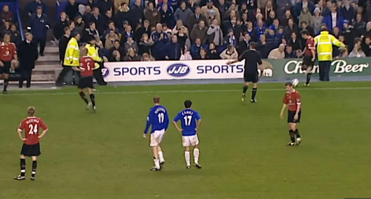 图为，2005年4月曼联对阵埃弗顿的比赛。 =照片=《太阳报》结束。