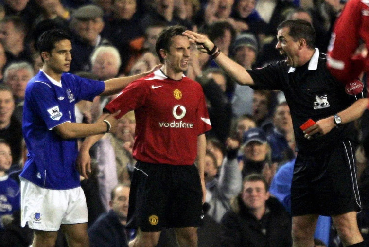 =图为，被罚下场的加里-内维尔（中）。