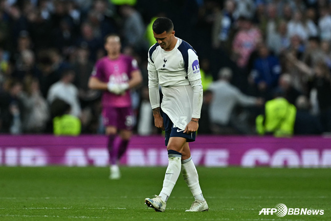 Пленный Тоттенхэм Педро склоняет голову. /AFPBBNews =Новости 1