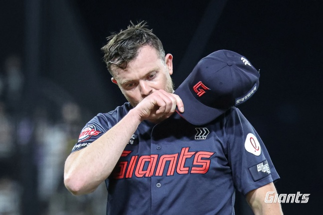 Lotte foreign pitcher Jeremy Bissell is leaving the mound during the Gwangju KIA game on the 24th. /Photo=Provided by Lotte Giants
