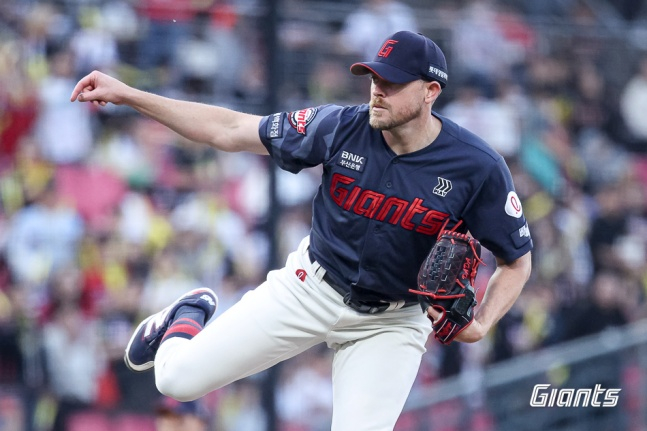 Lotte foreign pitcher Jeremy Bissell is pitching well during the Gwangju KIA game on the 24th. /Photo=Provided by Lotte Giants