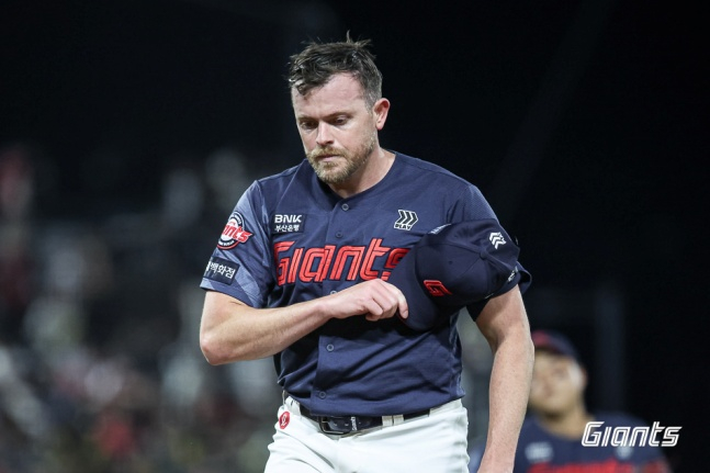 Lotte foreign pitcher Jeremy Bissell is leaving the mound during the Gwangju KIA game on the 24th. /Photo=Provided by Lotte Giants