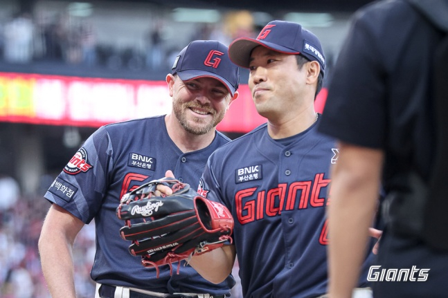 Lotte foreign pitcher Jeremy Bissell (left) is smiling on the mound during the Gwangju KIA game on the 24th. /Photo=Provided by Lotte Giants