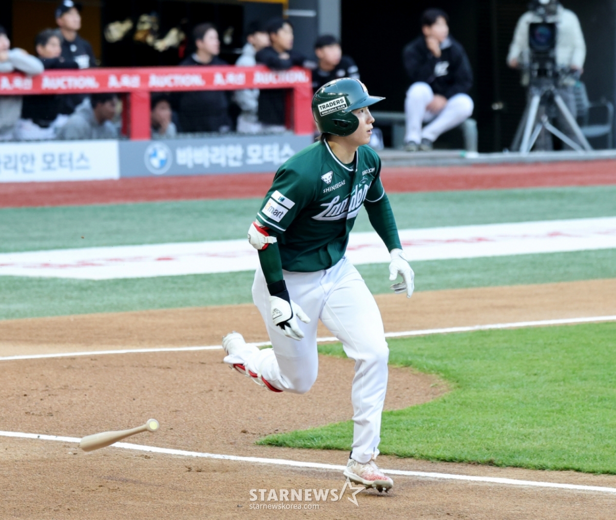 24日,在仁川SSG兰德斯球场举行的KT Wiz队和2026新韩SOL KBO联赛主场比赛中,SSG兰德斯朴成汉在第1回合末作为首发击球手出场,面对凯洛普博什利击出2垒打,正在看着击球。 =照片=高级记者姜英祖。