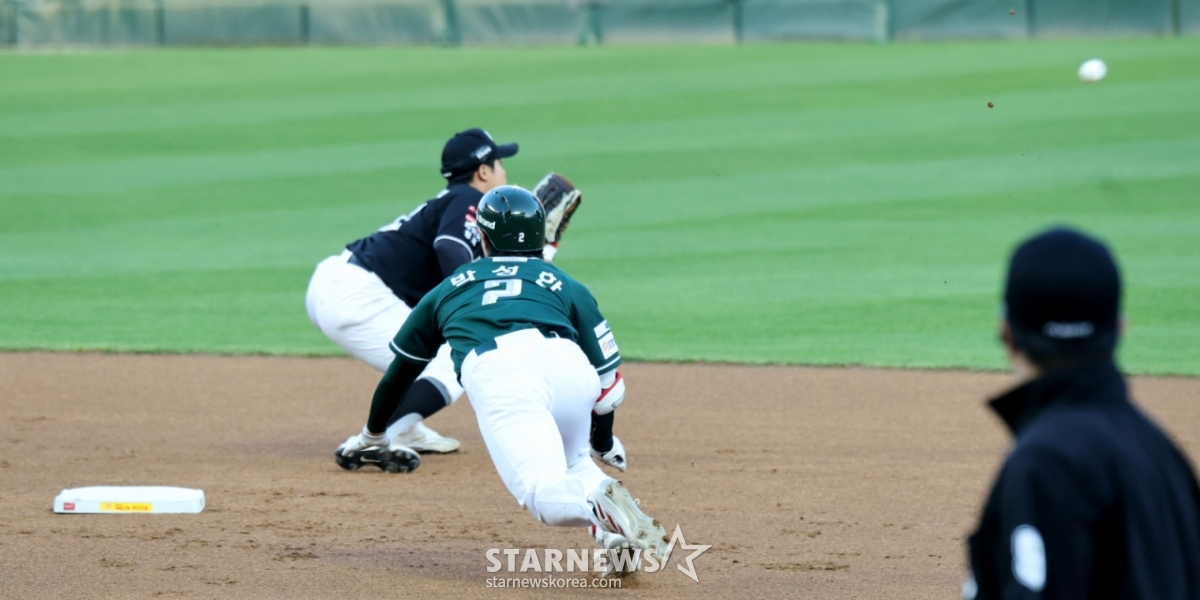 24日,在仁川SSG兰德斯球场举行的KT Wiz队和2026新韩SOL KBO联赛主场比赛中,SSG兰德斯朴成汉在第1回合末作为首发击球手出场,面对凯洛普博什利击出2垒打后,正在2垒滑行。 =照片=高级记者姜英祖。