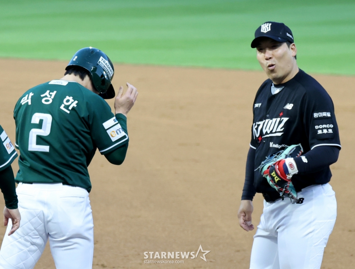 24日，在仁川SSG兰德斯球场举行的KT Wiz队与2026新韩SOL KBO联赛主场比赛中，SSG兰德斯朴成汉（左）在第2回合末连续击出安打后，正在向金贤洙打招呼。 图为金贤洙正以感叹的表情看着朴成汉。 =照片=高级记者姜英祖。