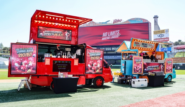 Кофейный автомобиль и грузовик с едой, который Ким Кван Хван отправил в качестве подарка команде. /Фото = Предоставлено SSG Landers