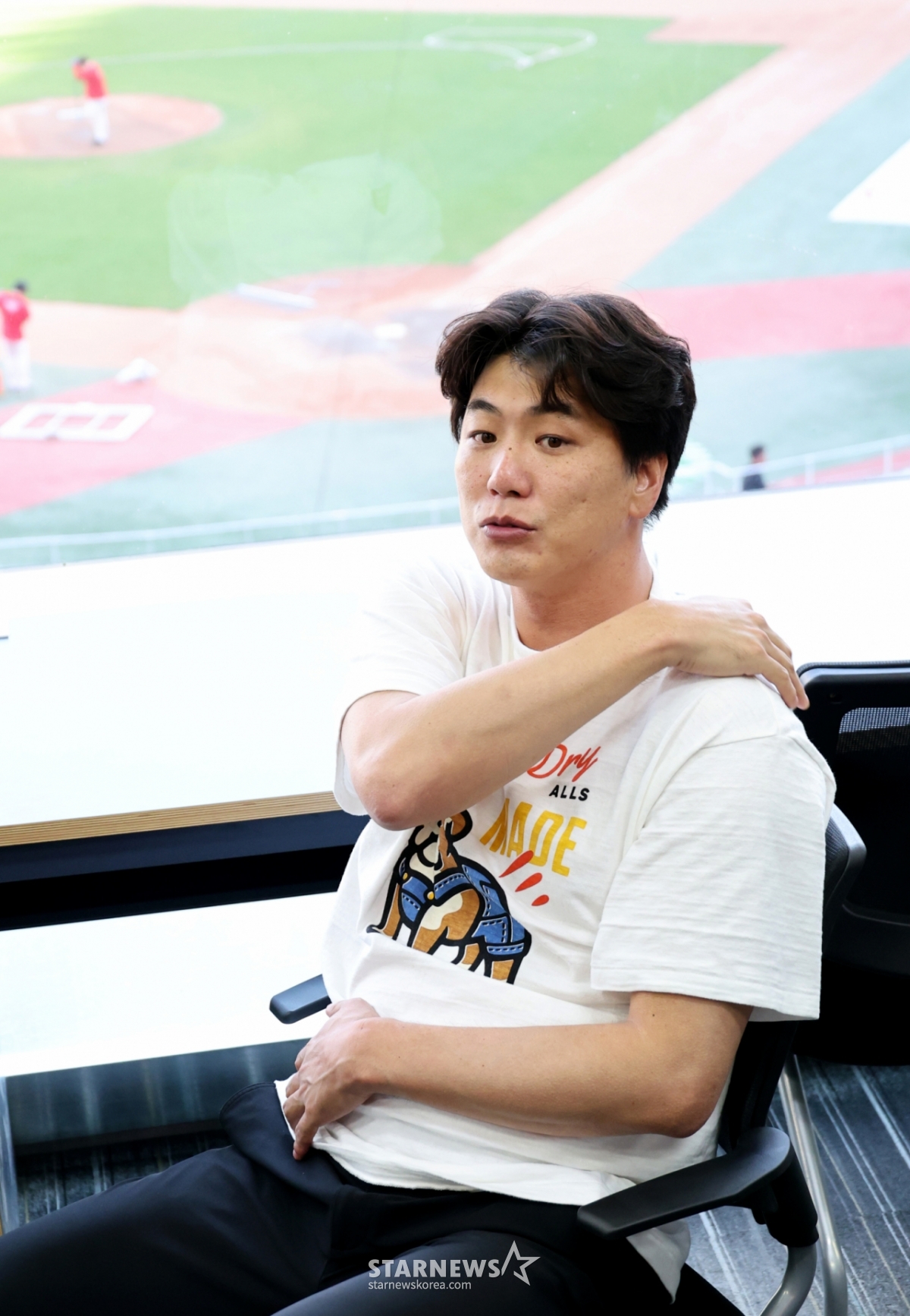 SSG Landers Ким Кван Хён берет интервью у репортеров перед домашним матчем с 2026 Shinhan SOL KBO League KTWiz на стадионе SSG Landers Field 24-го числа. /Фото = Старший репортер Кан Ён Чжо