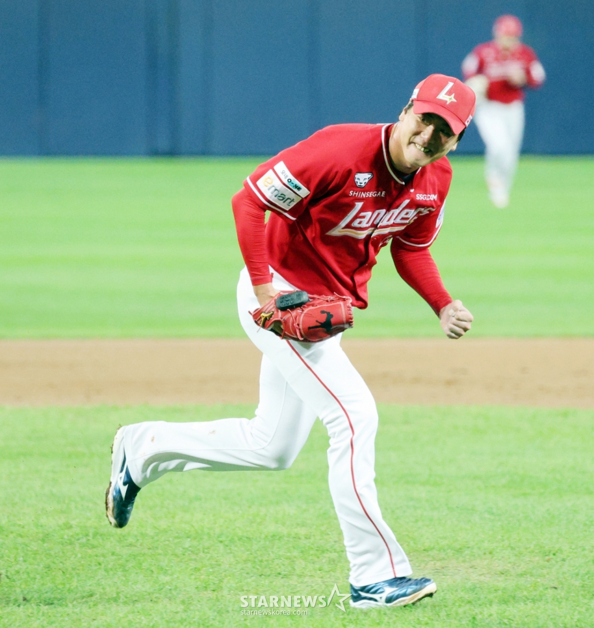 SSG Landers Ким Кван Хван доволен тем, что завершил иннинг без пропущенных голов, стартовав в четвертом матче полуфинала плей-офф 2025 Shinhan SOL KBO против Samsung Lions в парке Самсунг в Тэгу 14 октября прошлого года. /Фото = Старший репортер Кан Ён Чжо