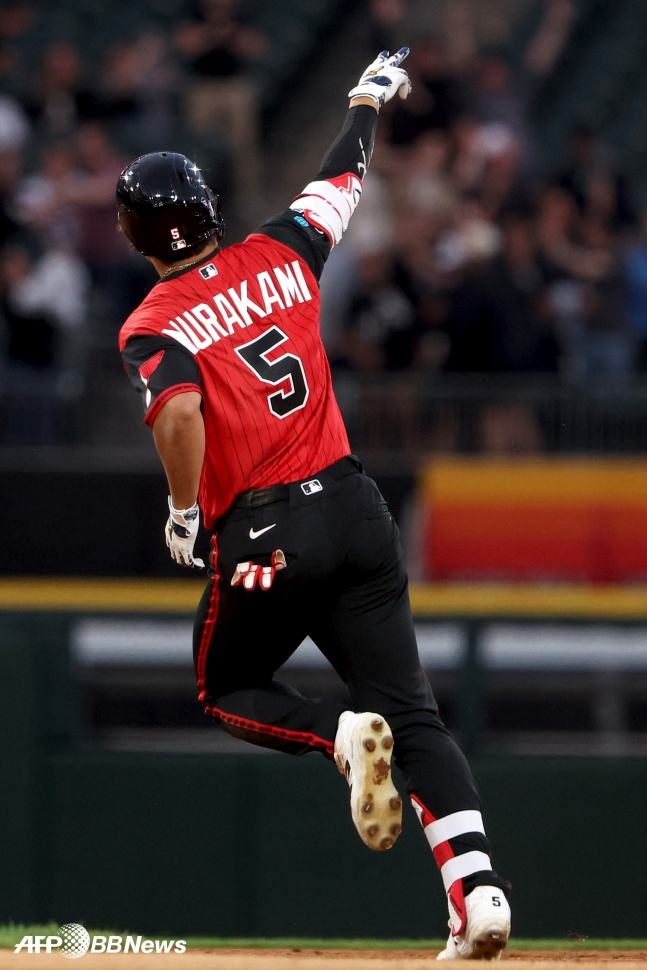 Мунетака Мураками из «Чикаго Уайт Сокс» сделал сольный удар в середине месяца в домашнем матче против «Вашингтон Нэшионалс» в регулярном сезоне 2026 года на стадионе «Лайт Филд» в Чикаго, штат Иллинойс, США, 25-го числа (по корейскому времени)./AFPBBNews =Новости 1