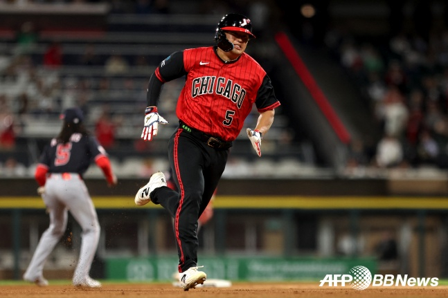 Мунетака Мураками из «Чикаго Уайт Сокс» сделал сольный удар в середине месяца в домашнем матче против «Вашингтон Нэшионалс» в регулярном сезоне 2026 года на стадионе «Лайт Филд» в Чикаго, штат Иллинойс, США, 25-го числа (по корейскому времени)./AFPBBNews =Новости 1