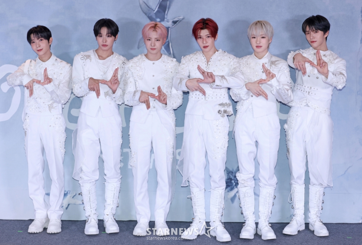 Группа NCT WISH позирует перед пресс-конференцией «Encity Wish First Concert Tour: In to Wish: How Wish's 'See' Encore in Seoul», которая состоялась 19-го числа в Олимпийском парке в Сеуле. /2026.04.19 /Фото = Ли Дон Хун Фотогуи@