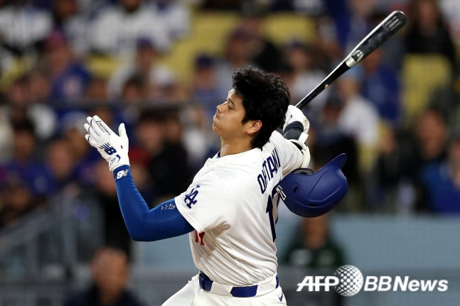 LA Dodgers' Shohei Ohtani swings and misses during a home game against the Chicago Cubs in the 2026 MLB regular season on the 25th (Korean time). /AFPBBNews=NEWS1