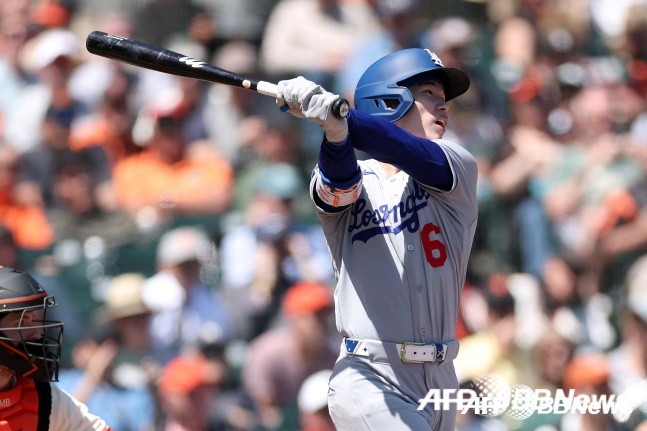 LA Dodgers' Kim Hye-sung hits a single during a home game against the Chicago Cubs in the 2026 MLB regular season on the 25th (Korean time). /AFPBBNews=NEWS1