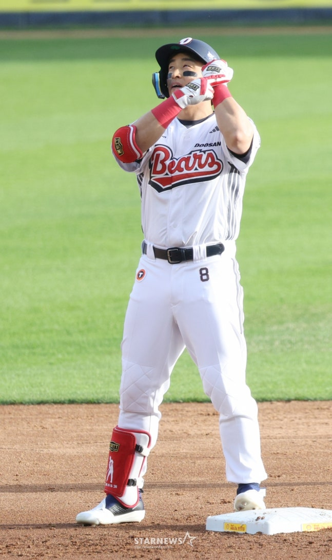 The 2026 Shinhan SOL KBO League Doosan Bears vs. KIA Tigers game was held on the 18th at Seoul Jamsil Baseball Stadium. Doosan's Son Ah-seop hit a two-run double to left field with no outs in the bottom of the third inning and is performing a ceremony after reaching base. /Photo=Chief correspondent Kim Jin-kyung