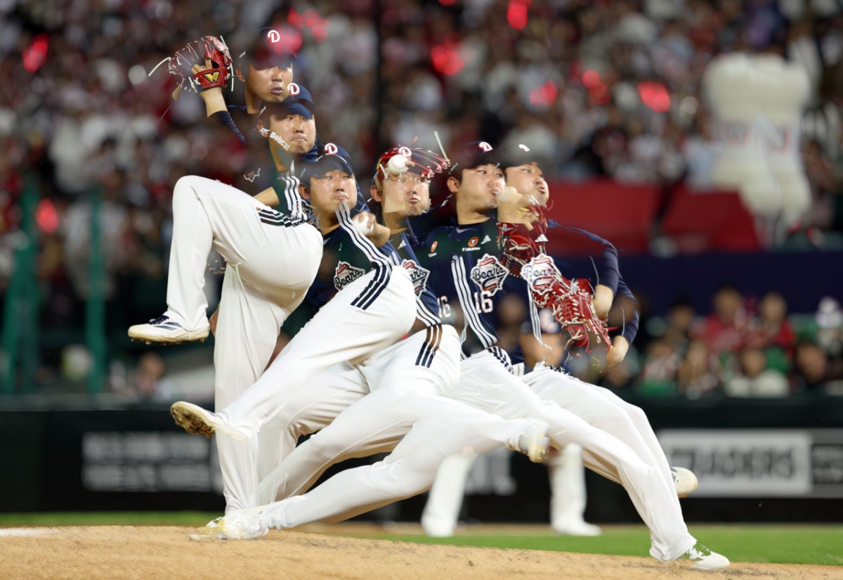 Doosan Bears relief pitcher Kim Jung-woo in mid-pitch motion. /Photo=Doosan Bears