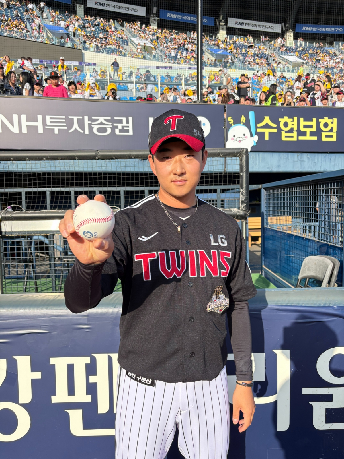 25日、蚕室（チャムシル）での斗山（トゥサン）ベアーズ戦でデビュー初勝利記念球とともに撮影に臨んでいるLGの金ジンス。 /写真=LGツインズ提供