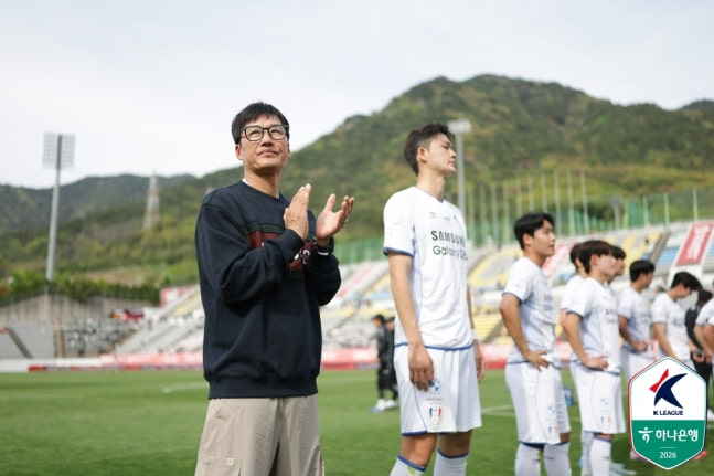 Lee Jung-hyo (left), manager of Suwon Samsung, is applauding after the match against Gyeongnam FC. /Photo=Korea Professional Football League
