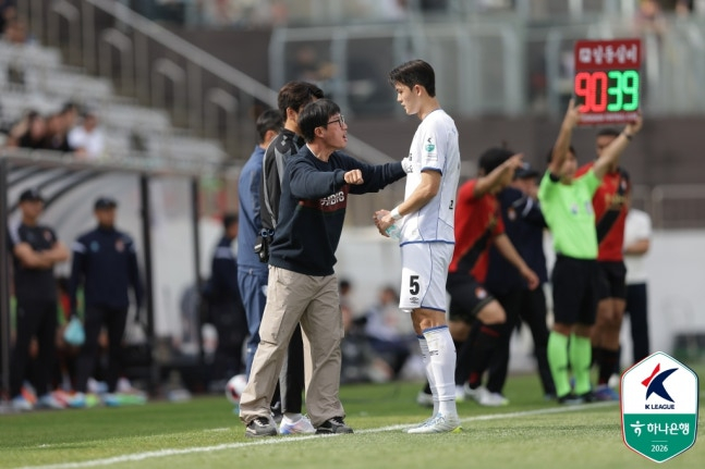 Lee Jung-hyo (center), manager of Suwon Samsung, is giving instructions to Ko Jong-hyun. /Photo=Korea Professional Football League