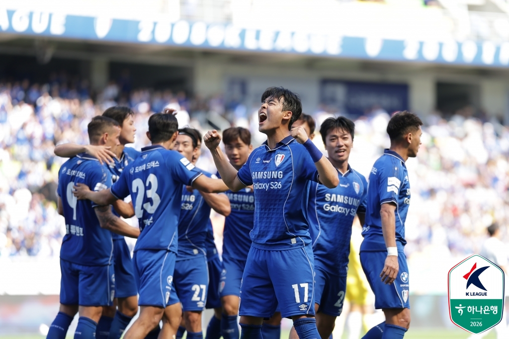 Kang Hyun-mook (No. 17) roars after scoring an additional goal in the Hana Bank K League 2 2026 Round 9 match held at 2 p.m. on the 25th at Suwon World Cup Stadium. /Photo=Korea Professional Football League