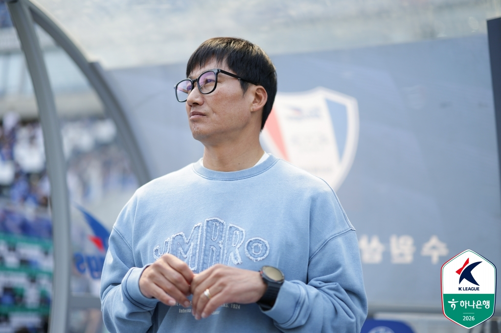 水原三星（スウォン·サムスン）の李ジョンヒョ監督が25日午後2時、水原ワールドカップ競技場で行われたハナ銀行Kリーグ2·2026·9ラウンドの釜山（プサン）アイパーク戦を眺めている。 /写真=韓国プロサッカー連盟提供