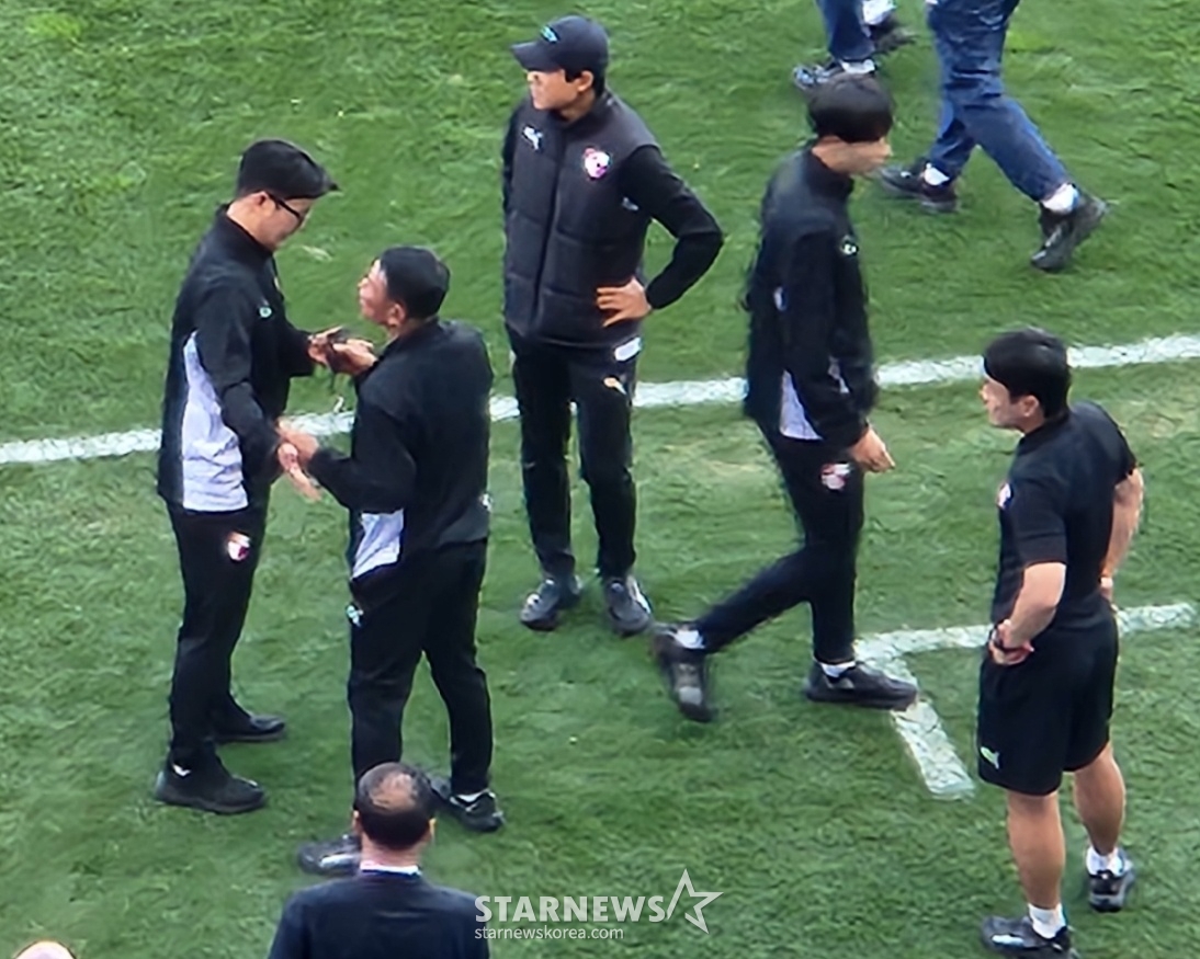 After the match, Busan I'Park manager Cho Sung-hwan (second from the left) is seen conversing with the fourth official. /Photo=Senior reporter Park Geon-do